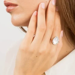 BAGUE ALMA NACRE BLANCHE ET DIAMANTS OR JAUNE