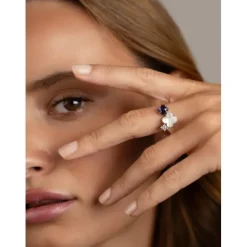 BAGUE BOUQUET NACRE BLANCHE ET IOLITE + DIAMANTS OR BLANC