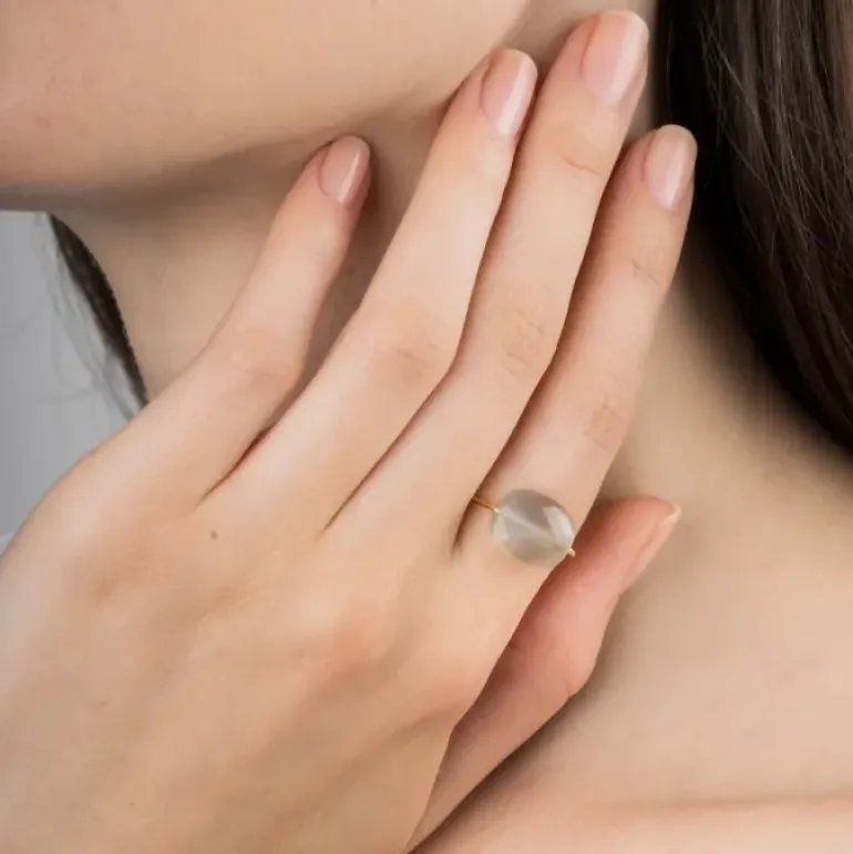BAGUE OR JAUNE COUSSIN PIERRE DE LUNE GRISE