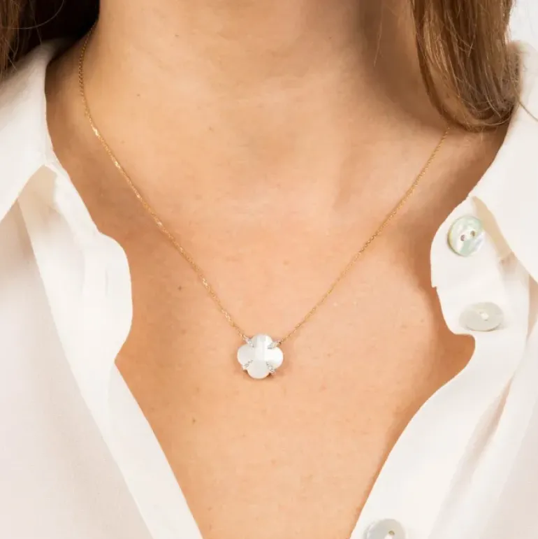 COLLIER VICTORIA LYS NACRE BLANCHE ET DIAMANTS OR JAUNE