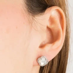 PUCES D'OREILLES VICTORIA DIAMANTS NACRE BLANCHE + DIAMANTS OR BLANC